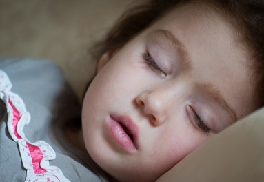 駄菓子のチョコを食べて眠くなった娘 血糖値の乱れが体に起こす影響