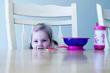 食事の時座らない子供 なぜ座るのか理由を話す 強要せず座るメリットを見せ続ける